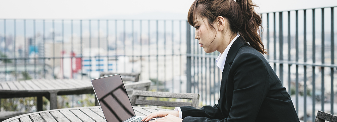 Una donna a Kyoto, in Giappone, lavora su un laptop all'aperto