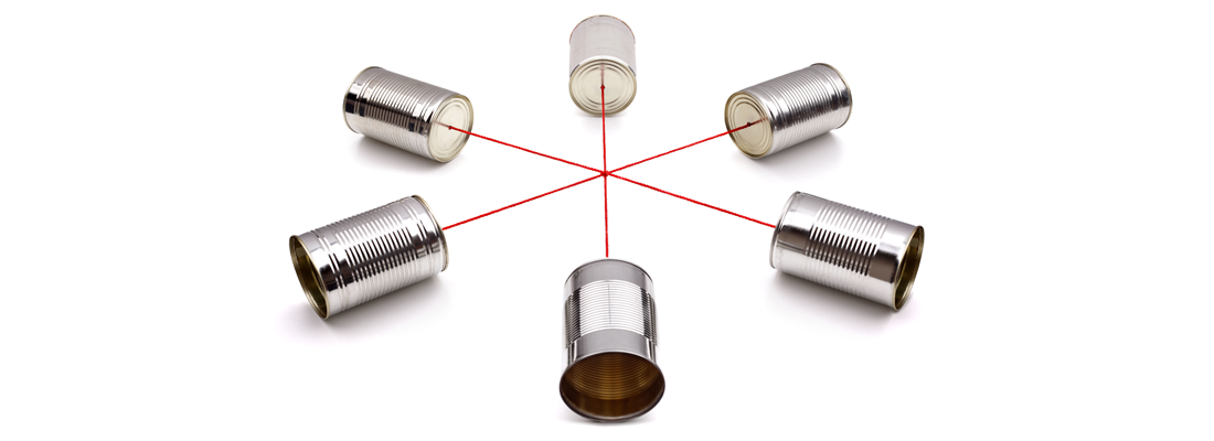 Sei lattine collegate da uno spago formano un sistema di walkie-talkie "in conferenza"