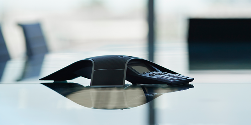 Un telefono per teleconferenze in un ufficio