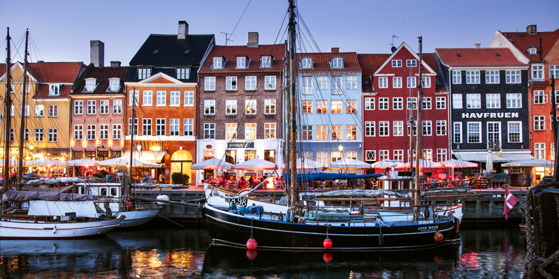 Canale danese con barca, © Kim Wyon