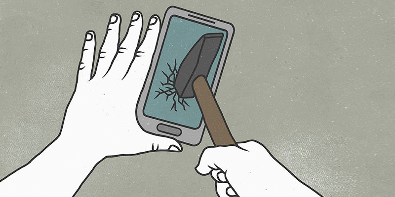 Immagine di una mano che distrugge un cellulare con un martello
